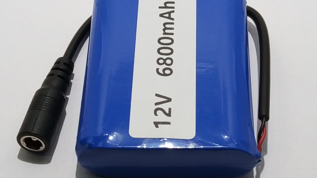 Batteria agli ioni di litio con caricabatterie 12V 6800mah 110x58x20cm